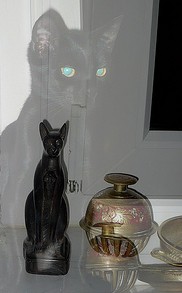 Ägyptische Katzengöttin Bastet mit der schwarzen kleinen Lilith